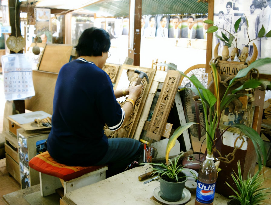 Bangkok lavorazione artigianale di teak