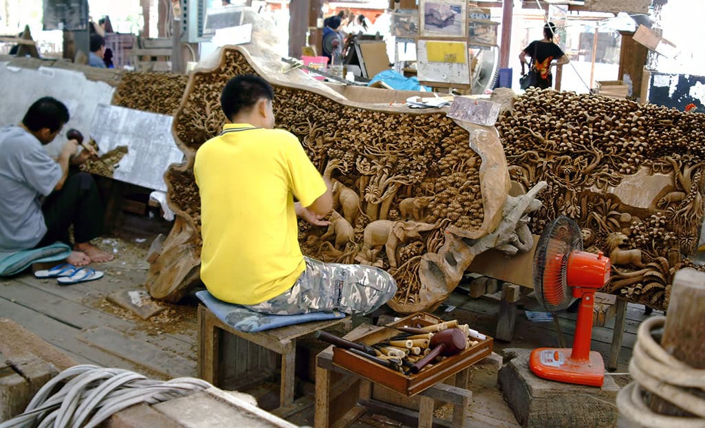 Bangkok lavorazione artigianale di teak
