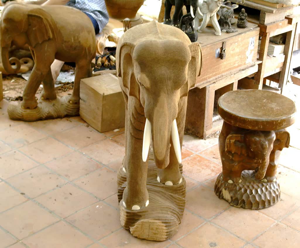 Bangkok lavorazione artigianale di teak