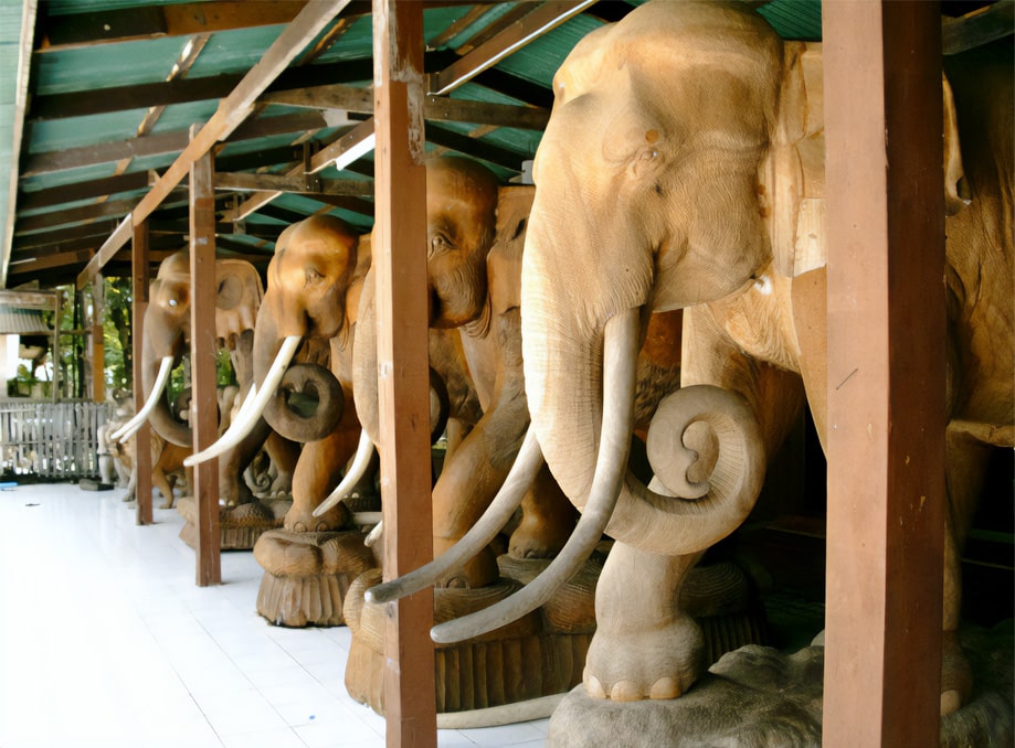 Bangkok lavorazione artigianale di teak