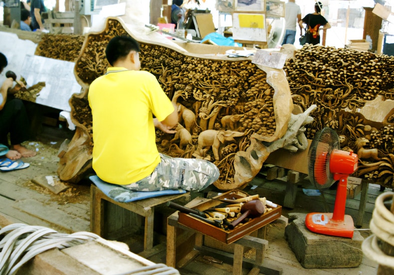 Bangkok lavorazione artigianale di teak