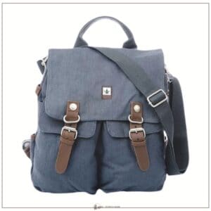 Borsa zaino a tracolla in canapa e cotone bio PURE Il lembo ribaltabile di questa borsa a tracolla si chiude con 2 magneti. Il vano principale è fissato con un bottone a pressione. La borsa ha uno scomparto interno, una tasca con zip sul retro e due tasche frontali che si chiudono con bottoni a pressione. Lateralmente ci sono tasche strette. La tracolla è regolabile e può anche essere rimossa. La maniglia è rinforzata con cuoio. Sui lati e sulla parte superiore sono presenti anelli a D, in questo modo la borsa può essere indossata come uno zaino stringendo le cinghie lungo le spalle.