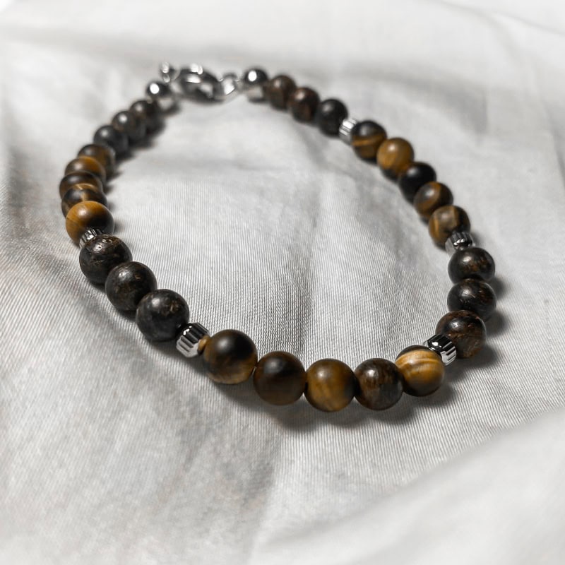 Bracciale in pietre naturali di bronzite e occhio di tigre giallo e acciaio Linea Gimo_Jewels Realizzato con pietre naturali di Bronzite e Occhio di Tigre Giallo, con chiusura a moschettone e distanziatori in acciaio anallergico.