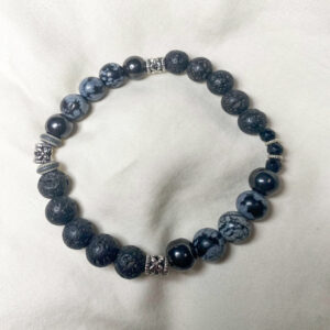 Bracciale elastico in pietra naturale di ossidiana e pietra lavica Linea Gimo_Jewels Realizzato con pietre naturali di ossidiana e pietra lavica, il bracciale si adatta bene al polso grazie al suo elastico morbido ma resistente e anallergico.