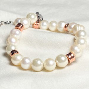 Bracciale in Acciaio e Perle di Fiume - Mod. Elegance Linea Gimo_Jewels Come le perle d’acqua salata, anche le perle di fiume sono un vero e proprio capolavoro della natura! Si formano a seguito di un meccanismo di autodifesa verso un piccolo corpo estraneo che entra all'interno di un mollusco, spontaneamente o, in caso di coltivazione, per mano dell'uomo. Per isolarlo, il mollusco inizia infatti a depositare una secrezione di madreperla attorno al nucleo, che con il tempo forma la perla vera e propria. Nel caso delle perle di fiume, i molluschi produttori possono essere sia le ostriche che le cozze d’acqua dolce.