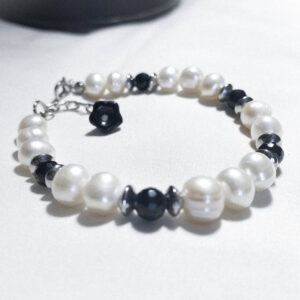 Bracciale in Acciaio e Perle di Fiume - Mod. Noir Linea Gimo_Jewels Come le perle d’acqua salata, anche le perle di fiume sono un vero e proprio capolavoro della natura! Si formano a seguito di un meccanismo di autodifesa verso un piccolo corpo estraneo che entra all'interno di un mollusco, spontaneamente o, in caso di coltivazione, per mano dell'uomo. Per isolarlo, il mollusco inizia infatti a depositare una secrezione di madreperla attorno al nucleo, che con il tempo forma la perla vera e propria. Nel caso delle perle di fiume, i molluschi produttori possono essere sia le ostriche che le cozze d’acqua dolce.