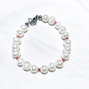 Bracciale in Acciaio e Perle di Fiume - Mod. Rouge Linea Gimo_Jewels Come le perle d’acqua salata, anche le perle di fiume sono un vero e proprio capolavoro della natura! Si formano a seguito di un meccanismo di autodifesa verso un piccolo corpo estraneo che entra all'interno di un mollusco, spontaneamente o, in caso di coltivazione, per mano dell'uomo. Per isolarlo, il mollusco inizia infatti a depositare una secrezione di madreperla attorno al nucleo, che con il tempo forma la perla vera e propria. Nel caso delle perle di fiume, i molluschi produttori possono essere sia le ostriche che le cozze d’acqua dolce.