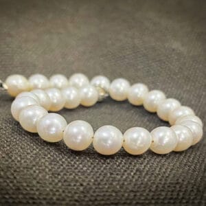 Bracciale in Acciaio e Perle di Fiume - 6mm Linea Gimo_Jewels Come le perle d’acqua salata, anche le perle di fiume sono un vero e proprio capolavoro della natura! Si formano a seguito di un meccanismo di autodifesa verso un piccolo corpo estraneo che entra all'interno di un mollusco, spontaneamente o, in caso di coltivazione, per mano dell'uomo. Per isolarlo, il mollusco inizia infatti a depositare una secrezione di madreperla attorno al nucleo, che con il tempo forma la perla vera e propria. Nel caso delle perle di fiume, i molluschi produttori possono essere sia le ostriche che le cozze d’acqua dolce.