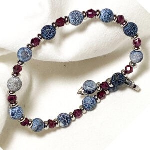 Bracciale in acciaio e pietra naturale di Agata Blu e Granato Linea Gimo_Jewels Realizzato con pietre dure naturali di Agata Blu (non burattata) e Granato, con chiusura a moschettone e distanziatori in acciaio anallergico