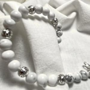 Bracciale in pietra naturale di Howlite - 6mm Linea Gimo_Jewels Realizzato con pietre dure naturali di Howlite, con chiusura a moschettone in acciaio inossidabile e distanziatori in lega di zinco.