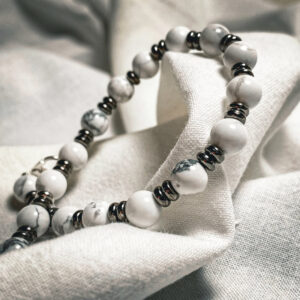 Bracciale in pietra naturale di Howlite - 6mm Linea Gimo_Jewels Realizzato con pietre dure naturali di Howlite e chiusura a moschettone in acciaio inossidabile.