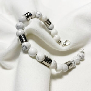 Bracciale in acciaio e pietra naturale di Howlite Mod. Bloom - 8mm Linea Gimo_Jewels Realizzato con pietre dure naturali di Howlite, con chiusura a moschettone e distanziatori in acciaio anallergico