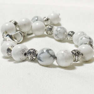 Bracciale in pietra naturale di Howlite - 8mm Linea Gimo_Jewels Realizzato con pietre dure naturali di Howlite e chiusura a moschettone in acciaio inossidabile.