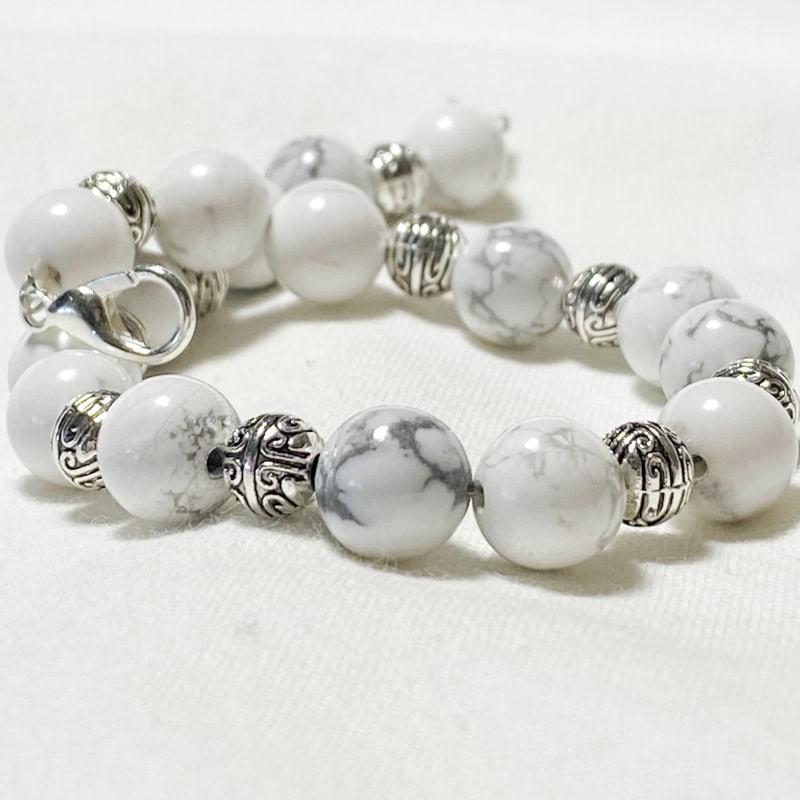 Bracciale in pietra naturale di Howlite - 8mm Linea Gimo_Jewels Realizzato con pietre dure naturali di Howlite e chiusura a moschettone in acciaio inossidabile.