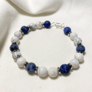 Bracciale in acciaio e pietra naturale di Howlite e Sodalite Blu (opaca) - 8mm Linea Gimo_Jewels Realizzato con pietre dure naturali di Howlite e Sodalite (non lucidata), con chiusura a moschettone e distanziatori in acciaio anallergico