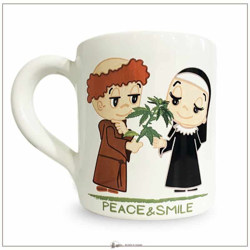 Tazza Mug in ceramica Peace&Smile Questo oggetto in maiolica è un prodotto artigianale realizzato a Deruta, città dall'antica tradizione ceramica. La Mug in ceramica mod. Smile è perfetta per sorseggiare caffè o tisane grazie allo spessore della tazza che mantiene le bevande calde. Prodotto di alta qualità. La Mug fa parte della collezione Gimo by Cannabizzando.