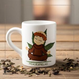 Mug Caffè e Tisane – Tazza in Ceramica Mod. RELAX Questo oggetto in maiolica è un prodotto artigianale realizzato a Deruta, città dall'antica tradizione ceramica. La Mug in ceramica mod. Relax è perfetta per sorseggiare caffè o tisane grazie allo spessore della tazza che mantiene le bevande calde. Prodotto di alta qualità. La Mug fa parte della collezione Gimo by Cannabizzando.