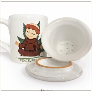 Tisaniera con Coperchio e Filtro in Ceramica – mod. RELAX Questo oggetto in maiolica è un prodotto artigianale realizzato a Deruta, città dall'antica tradizione ceramica. La tisaniera in ceramica mod. Relax è perfetta per sorseggiare caffè o tisane grazie allo spessore della tazza che mantiene le bevande calde. Prodotto di alta qualità. La tisaniera fa parte della collezione Gimo by Cannabizzando.