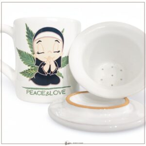 Tisaniera con Coperchio e Filtro in Ceramica - mod. LOVE Questo oggetto in maiolica è un prodotto artigianale realizzato a Deruta, città dall'antica tradizione ceramica. La tisaniera LOVE  in ceramica con filtro e coperchio è perfetta per sorseggiare caffè o tisane grazie allo spessore della tazza e del coperchio che mantengono le bevande calde. Prodotto di alta qualità. La tisaniera fa parte della collezione Gimo by Cannabizzando.