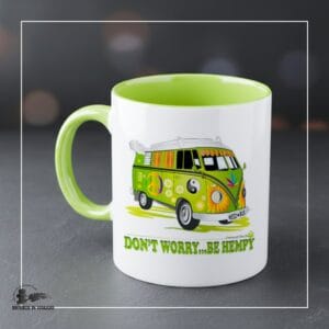 Tazza in Ceramica Mug da Caffé - Don't Worry Questa originale tazza in ceramica bianca con manico ed interno di colore verde pistacchio, con una finitura liscia e lucida, è il compagno ideale per le tue pause quotidiane.