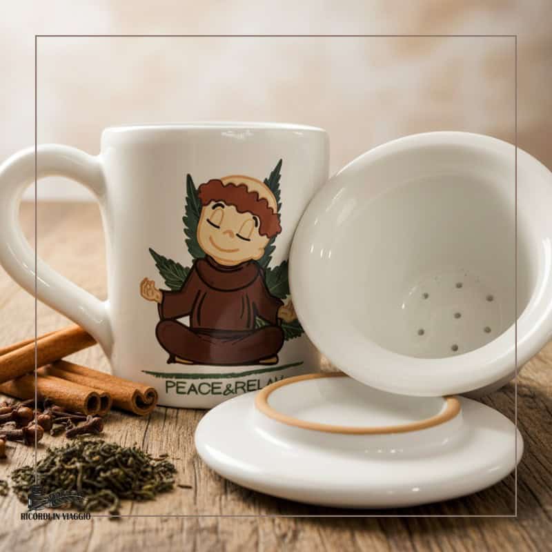 Tisaniera con Coperchio e Filtro in Ceramica – mod. RELAX Questo oggetto in maiolica è un prodotto artigianale realizzato a Deruta, città dall'antica tradizione ceramica. La tisaniera in ceramica mod. Relax è perfetta per sorseggiare caffè o tisane grazie allo spessore della tazza che mantiene le bevande calde. Prodotto di alta qualità. La tisaniera fa parte della collezione Gimo by Cannabizzando.