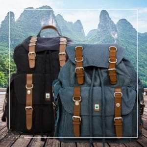 Zaino in canapa e cotone bio PURE BAGS Zaino capiente in canapa e cotone biologico con spallacci regolabili e numerosi scomparti: scomparto principale con tasca interna con zip e chiusura a coulisse, più tre spaziose tasche esterne (tutte con bottoni magnetici sotto fibbie in pelle). Base con strisce in pelle e piedini in metallo.