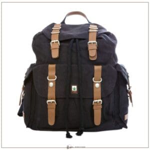Zaino in canapa e cotone bio PURE BAGS Zaino capiente in canapa e cotone biologico con spallacci regolabili e numerosi scomparti: scomparto principale con tasca interna con zip e chiusura a coulisse, più tre spaziose tasche esterne (tutte con bottoni magnetici sotto fibbie in pelle). Base con strisce in pelle e piedini in metallo.